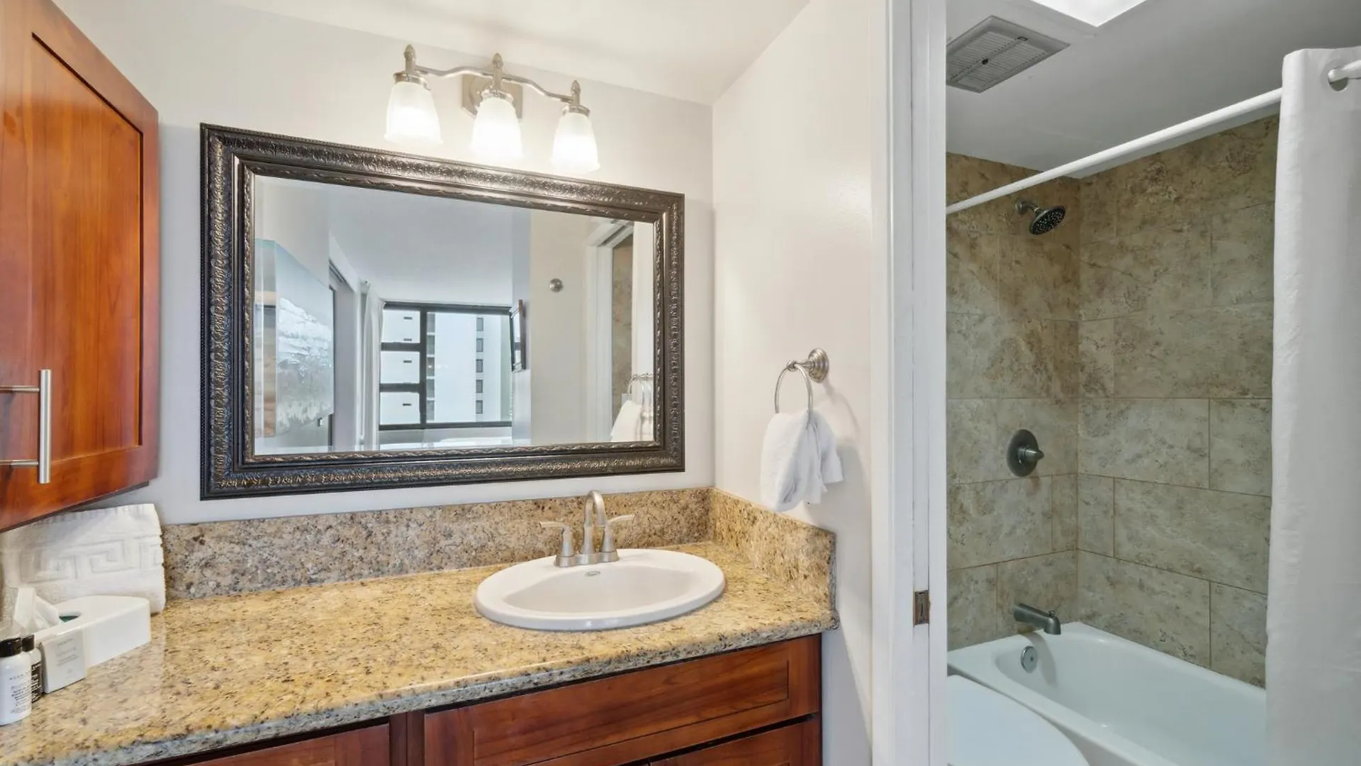 Deluxe 21St Floor Corner Condo With Diamond Head Views Condo Honolulu